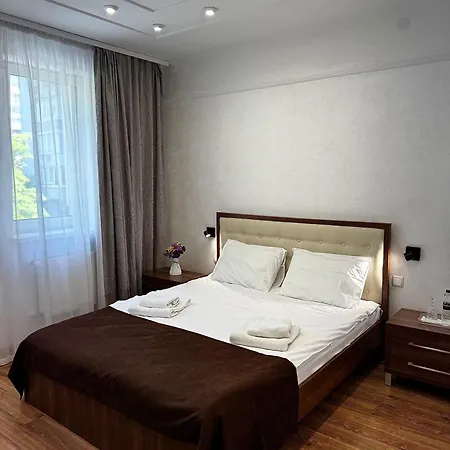 три корони فندق إلفيف